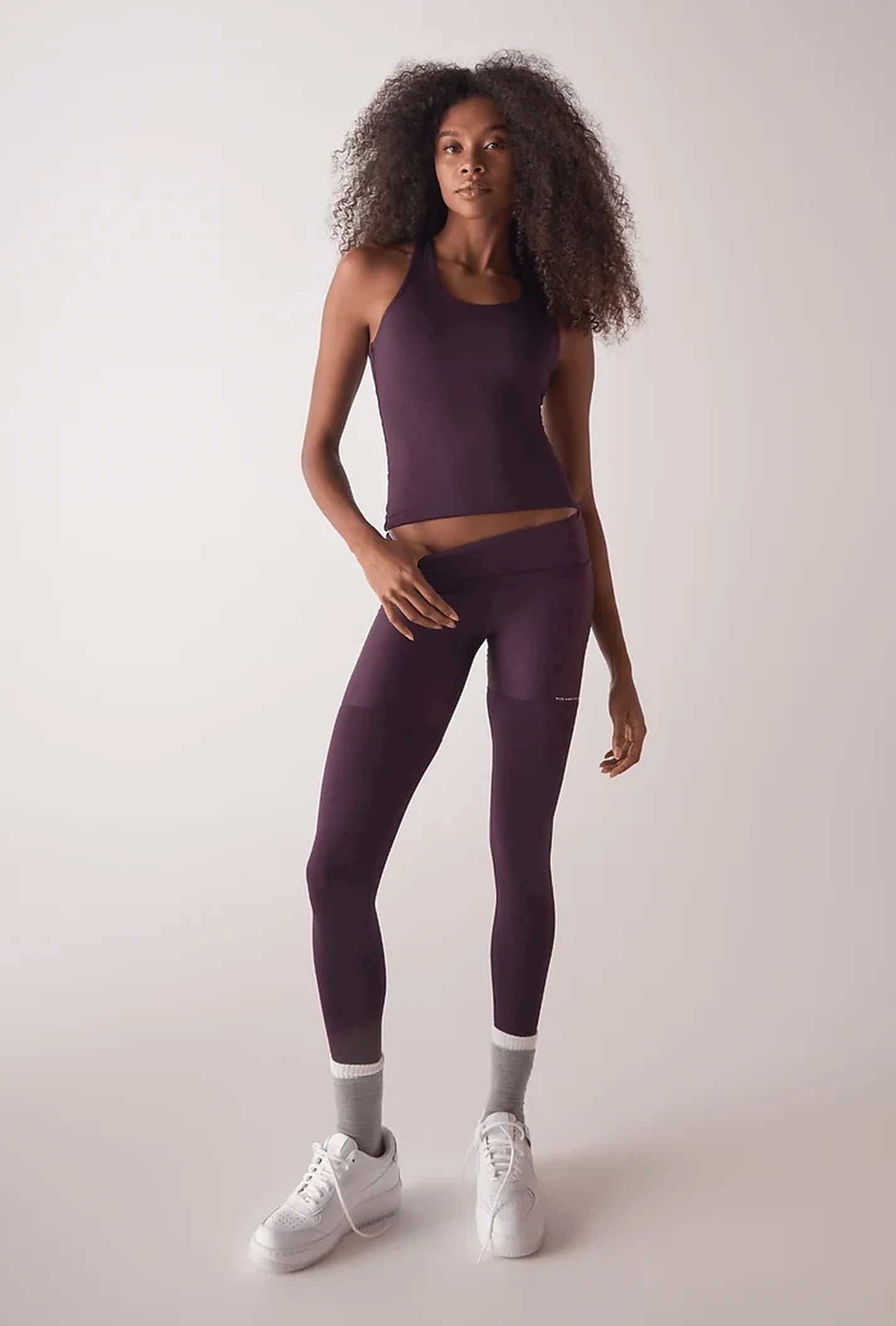 Modelo com regata e legging vinho