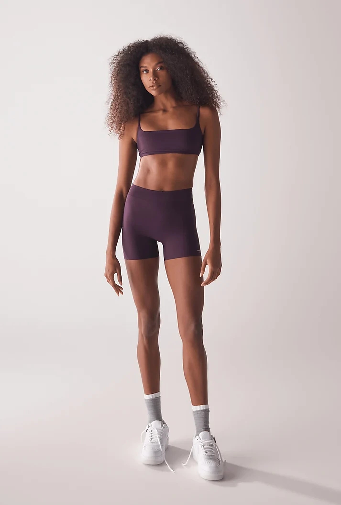 Modelo com top e short vinho