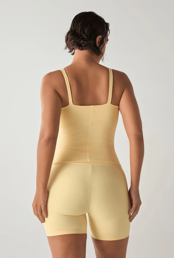 Regata e short amarelos vistos de costas