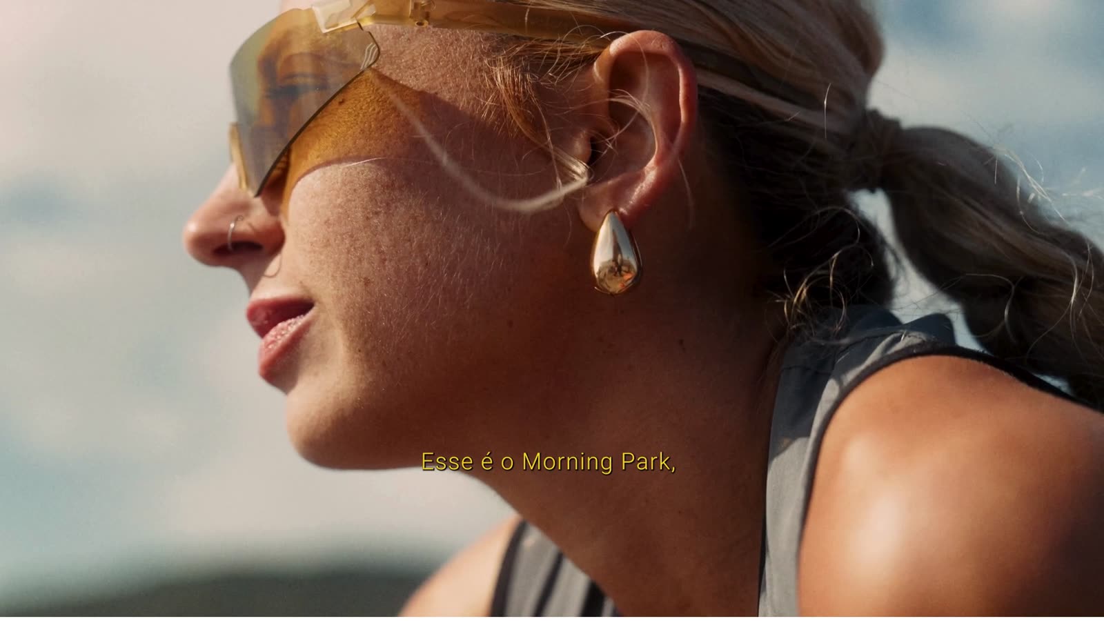 Close de corredora de óculos: “Esse é o Morning Park.”