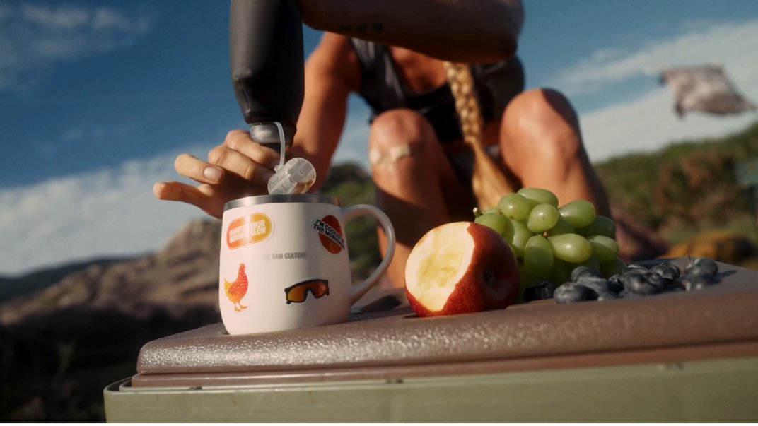 Café da manhã com caneca, maçã, uvas e mirtilos