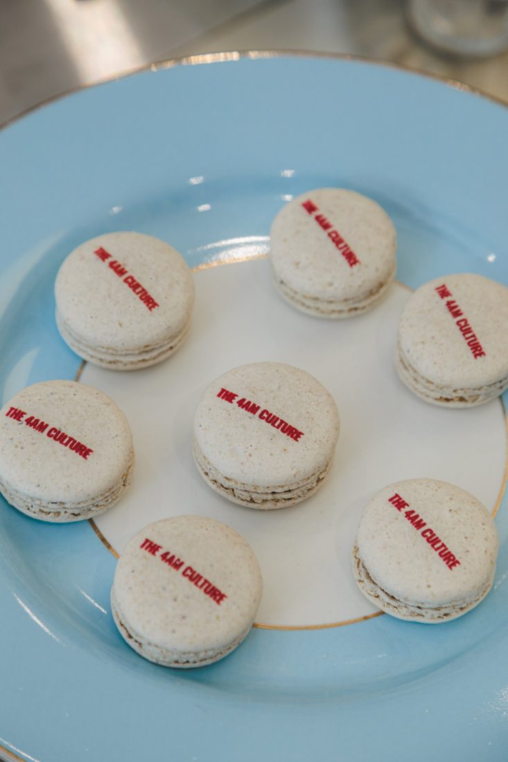 Macarons com The 4AM Culture escrito em vermelho