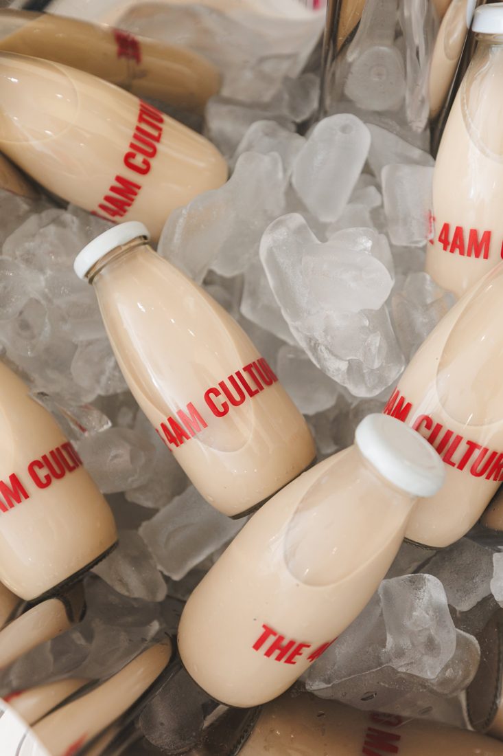 Garrafinhas de café gelado The 4AM Culture no gelo